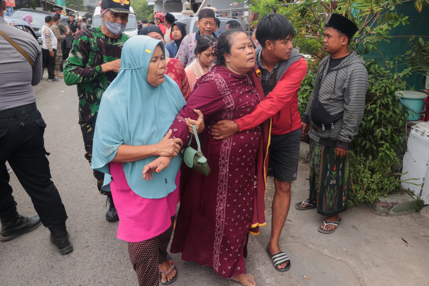 Rescuers run oxygen to survivors in Indonesia school building collapse that buried dozens | iNFOnews.ca Rescuers run oxygen to survivors in Indonesia school building collapse that buried dozens | iNFOnews.ca