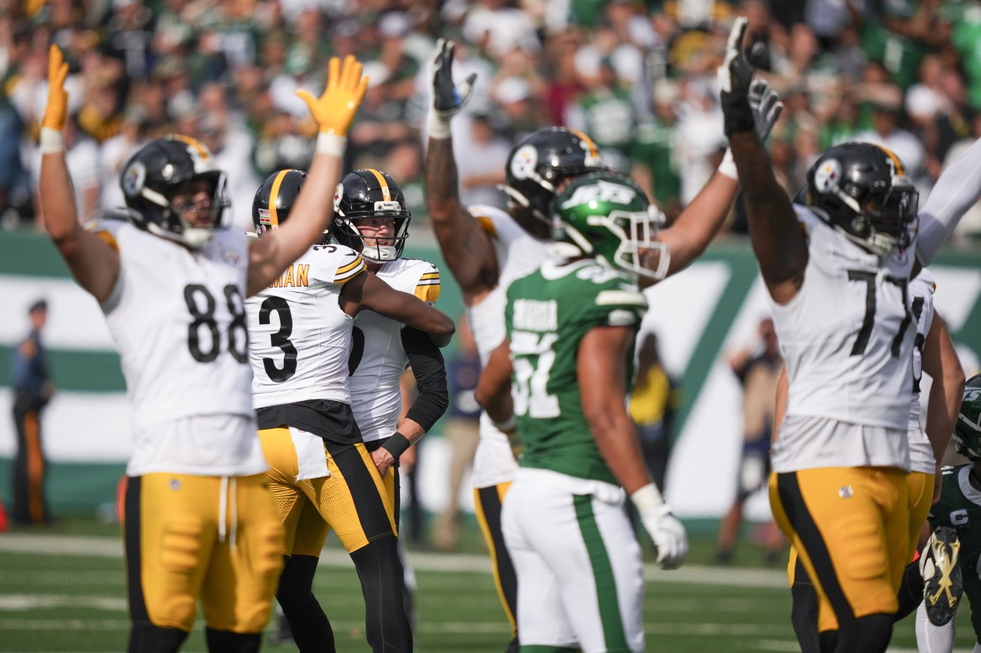 Aaron Rodgers throws 4 TD passes in his Steelers debut, leads 34-32 comeback win over Jets | iNFOnews.ca Aaron Rodgers throws 4 TD passes in his Steelers debut, leads 34-32 comeback win over Jets | iNFOnews.ca