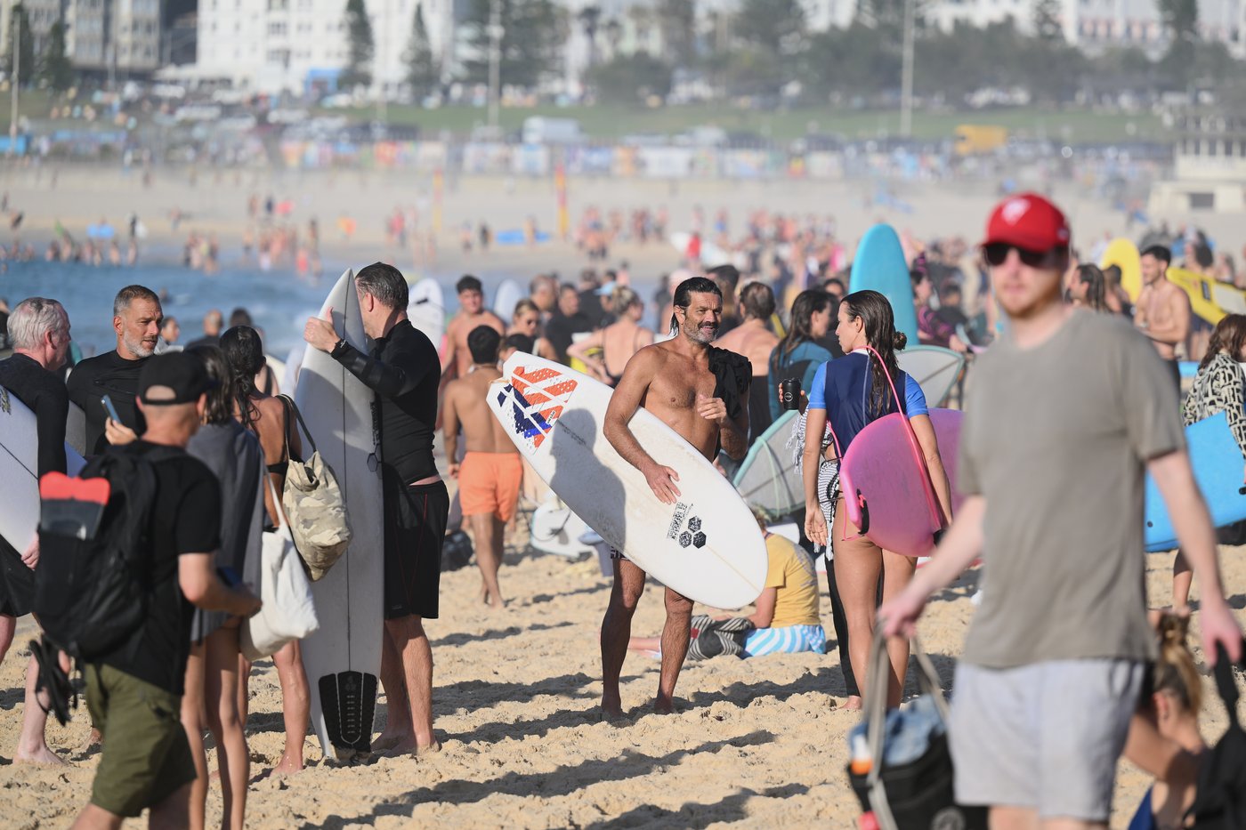 A sunrise crowd gathers at Bondi Beach in solace and defiance after a massacre | iNFOnews.ca
