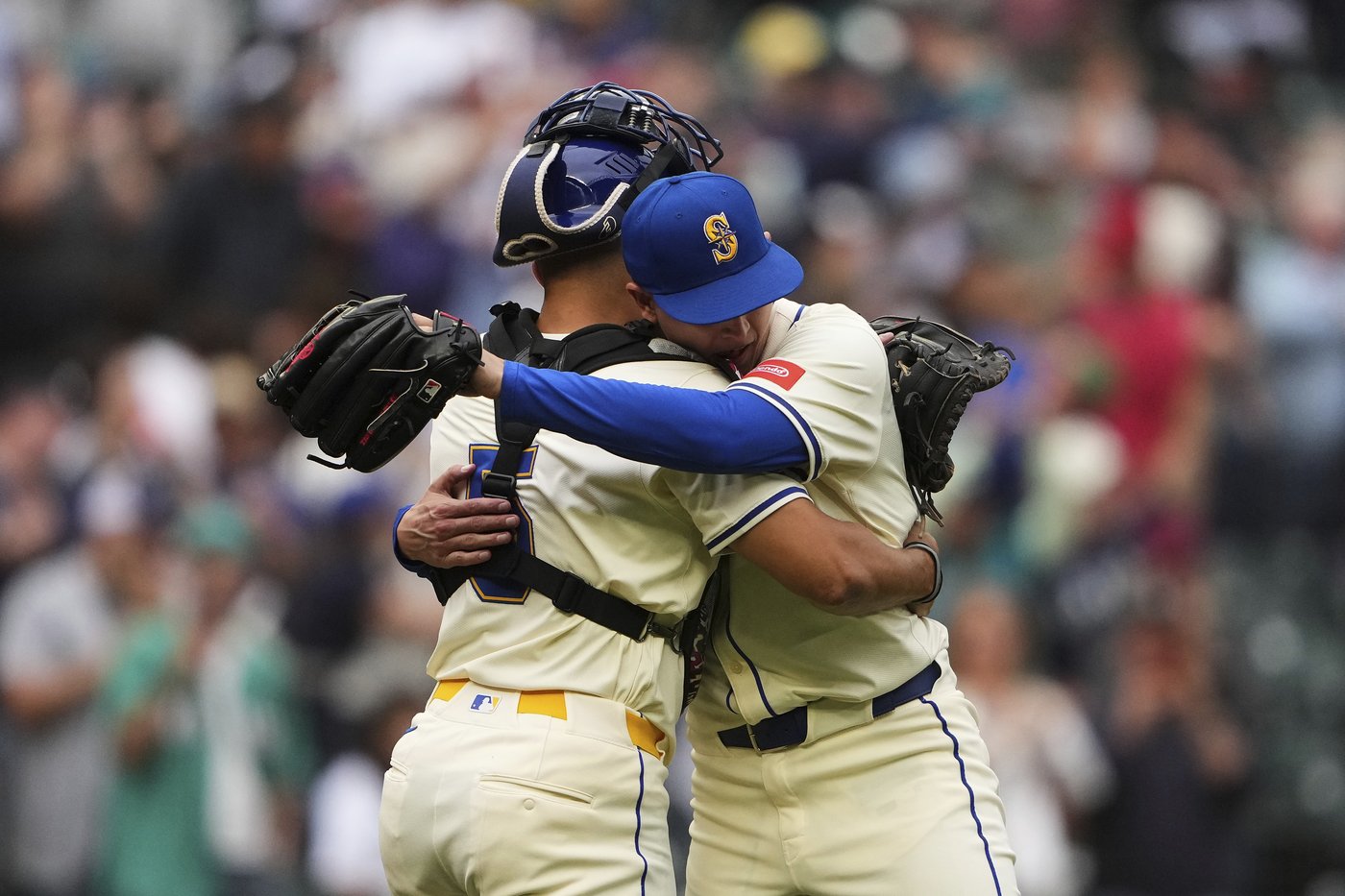 Raleigh matches Mantle, M's beat Angels, take sole possession of AL West lead with 9th win in row | iNFOnews.ca