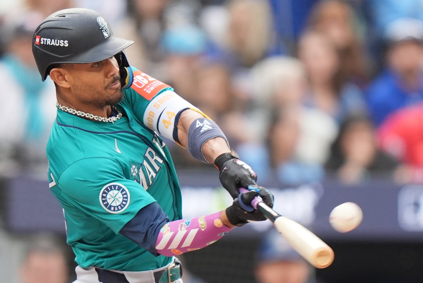 Photo Gallery: Mariners beat Jays 10-3, lead ALCS 2-0 | iNFOnews.ca