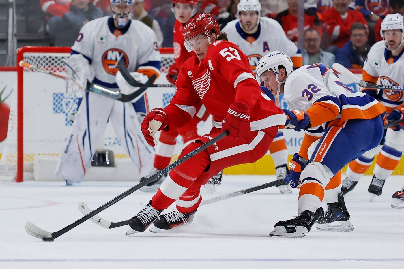 DeBrincat scores twice in 3rd period to help Red Wings beat Islanders 3-2 | iNFOnews.ca