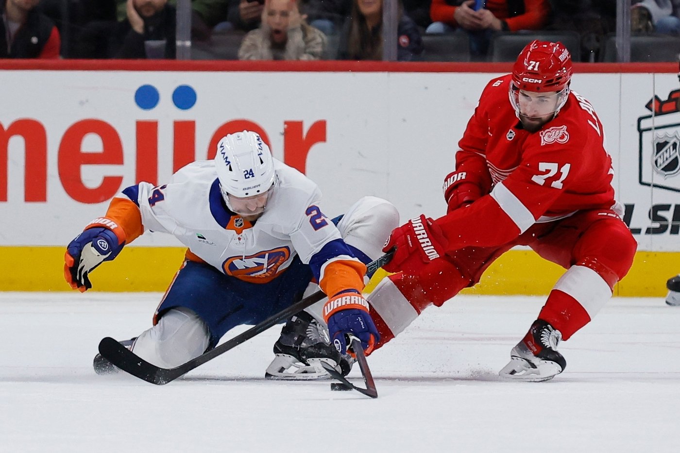 DeBrincat scores twice in 3rd period to help Red Wings beat Islanders 3-2 | iNFOnews.ca