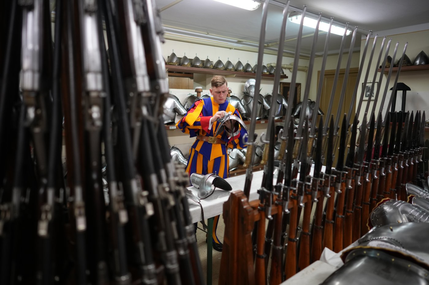 A look at Swiss Guards preparing for a swearing-in ceremony attended by the Pope, in photos | iNFOnews.ca