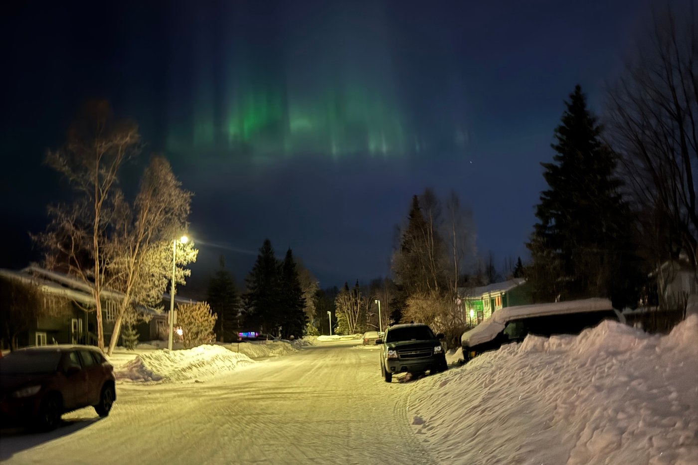 Aurora lights up Alaska skies with stunning green and red display | iNFOnews.ca