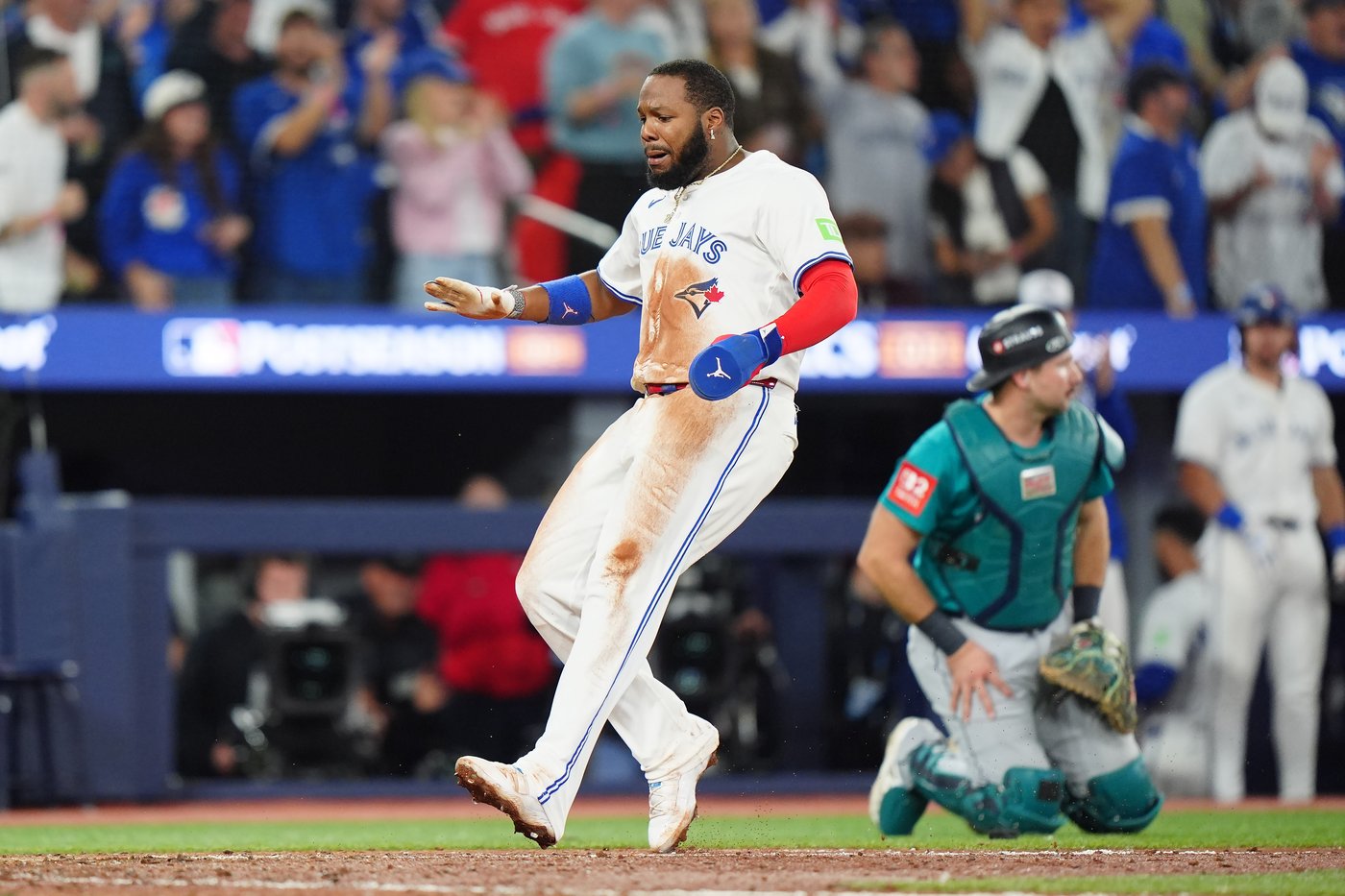 Photo Gallery: Blue Jays force Game 7 in ALCS with 6-2 win | iNFOnews.ca