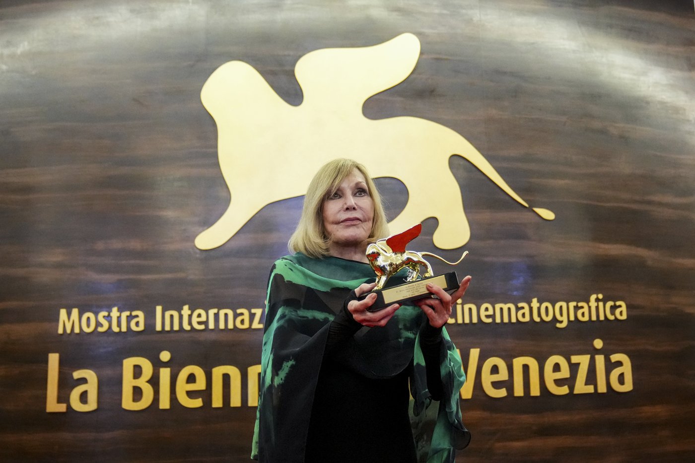 Kim Novak's emotional return to the spotlight at Venice Film Festival | iNFOnews.ca Kim Novak's emotional return to the spotlight at Venice Film Festival | iNFOnews.ca