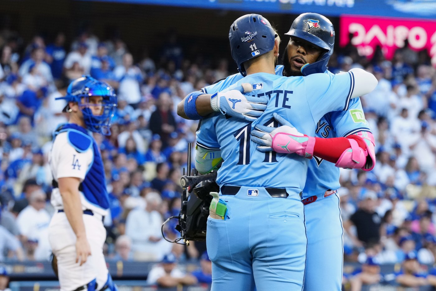 Photo Gallery: Blue Jays top Dodgers 6-1 to take 3-2 series lead | iNFOnews.ca