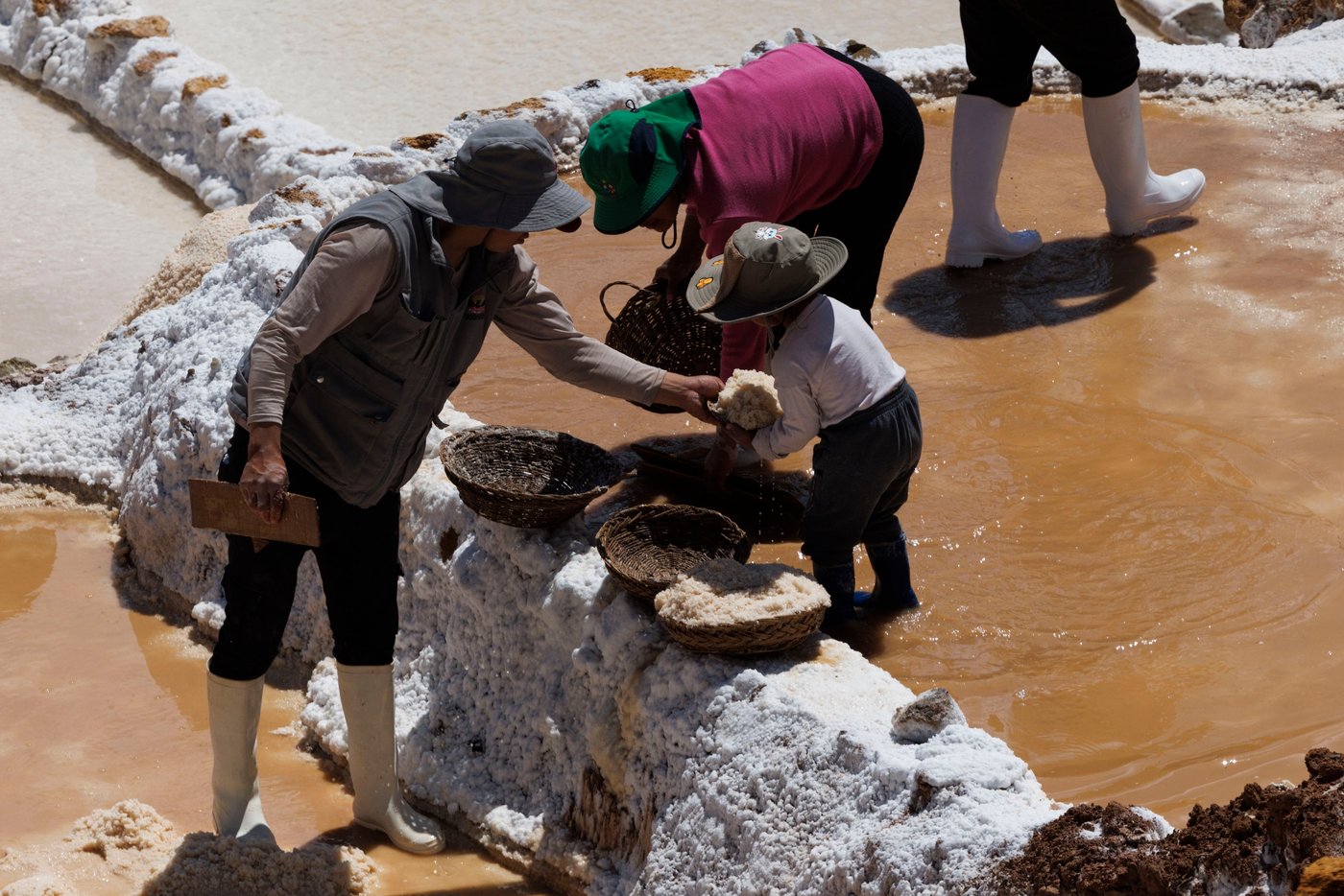 High in Peru’s Andes, villagers carry out centuries-old work of collecting salt, in photos | iNFOnews.ca High in Peru’s Andes, villagers carry out centuries-old work of collecting salt, in photos | iNFOnews.ca