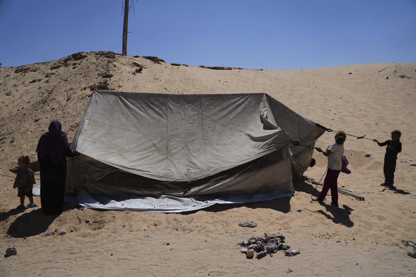Photos of thousands of Palestinians fleeing Gaza City as Israel begins ground offensive | iNFOnews.ca