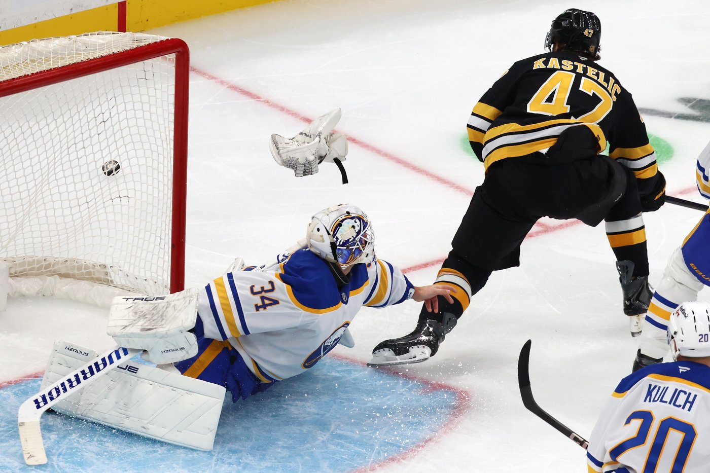 Swayman makes 22 saves, Bruins beat Sabres 3-1 to improve to 3-0 | iNFOnews.ca