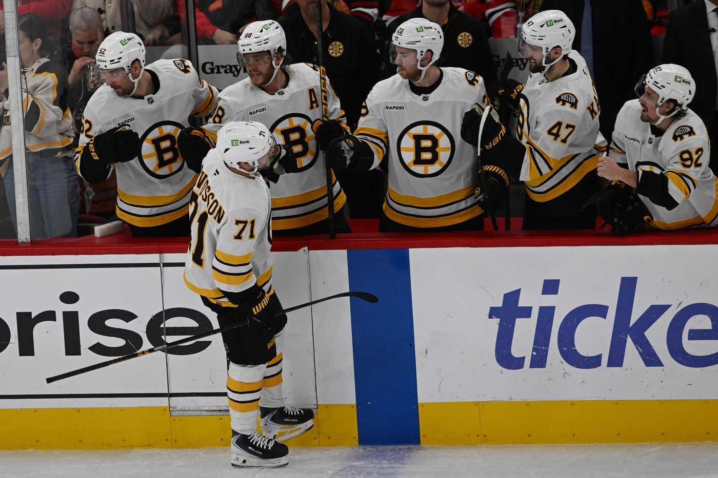 Bruins beat Blackhawks 5-2, extend winning streak to six games | iNFOnews.ca