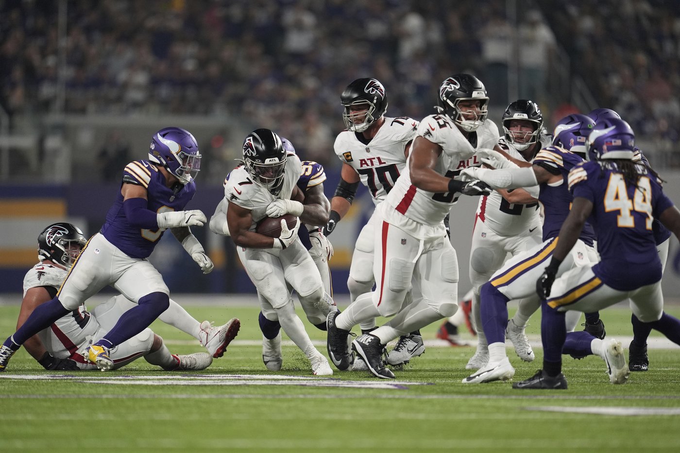 Falcons' rookies shine in dominant defensive win over Vikings | iNFOnews.ca