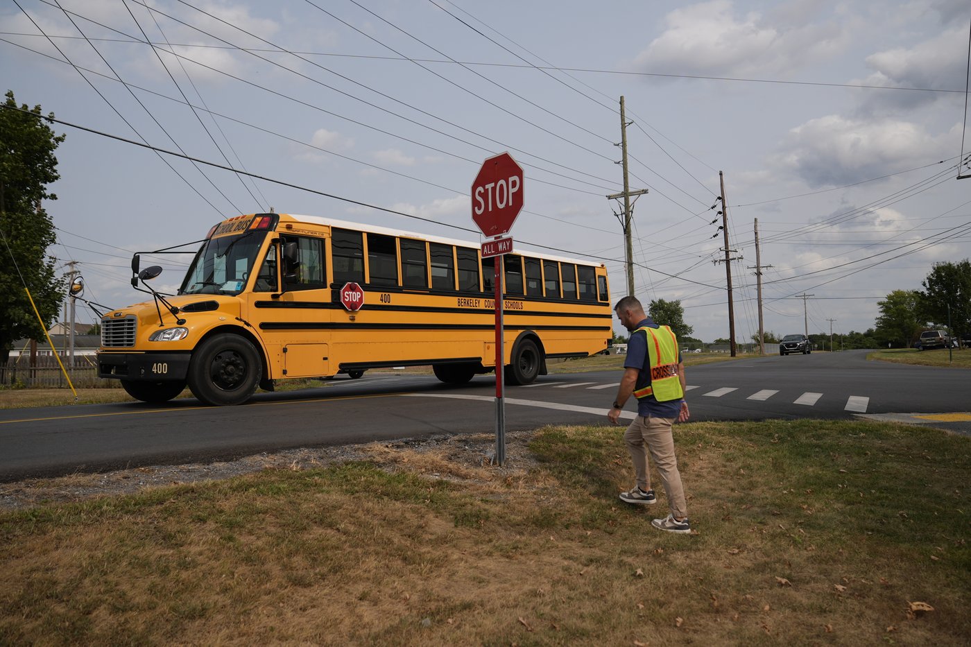 Crossing guards face life-threatening dangers on the job | iNFOnews.ca Crossing guards face life-threatening dangers on the job | iNFOnews.ca