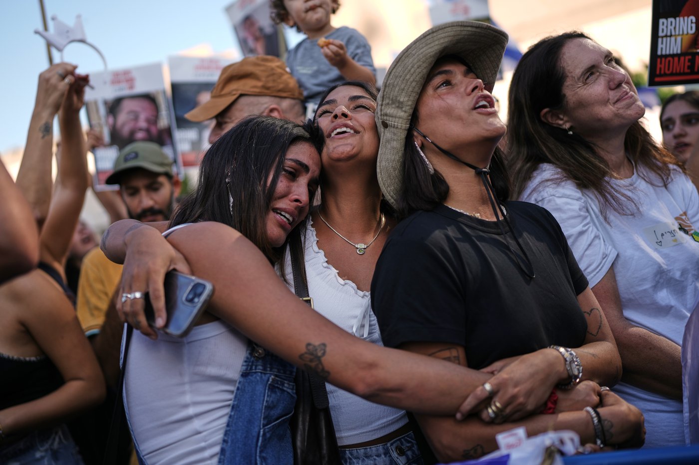 Israelis celebrate the return of hostages after ceasefire in Gaza, in photos | iNFOnews.ca