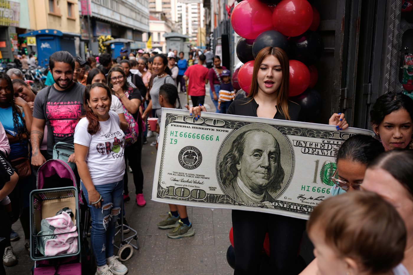 Venezuelans worried about economic turmoil shun Black Friday deals | iNFOnews.ca