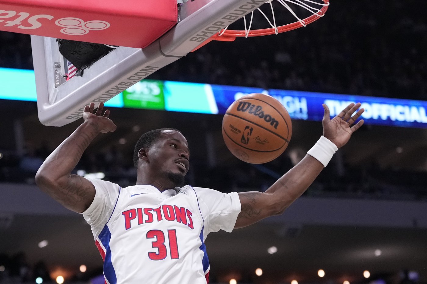 Cunningham helps Pistons breeze past Bucks 129-116 for 12th consecutive victory | iNFOnews.ca