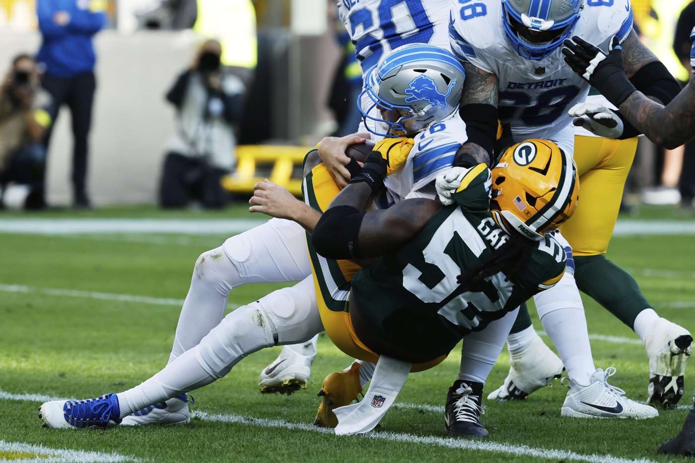 Early returns suggest the Parsons-Clark trade won't hamper the Packers' run defense | iNFOnews.ca