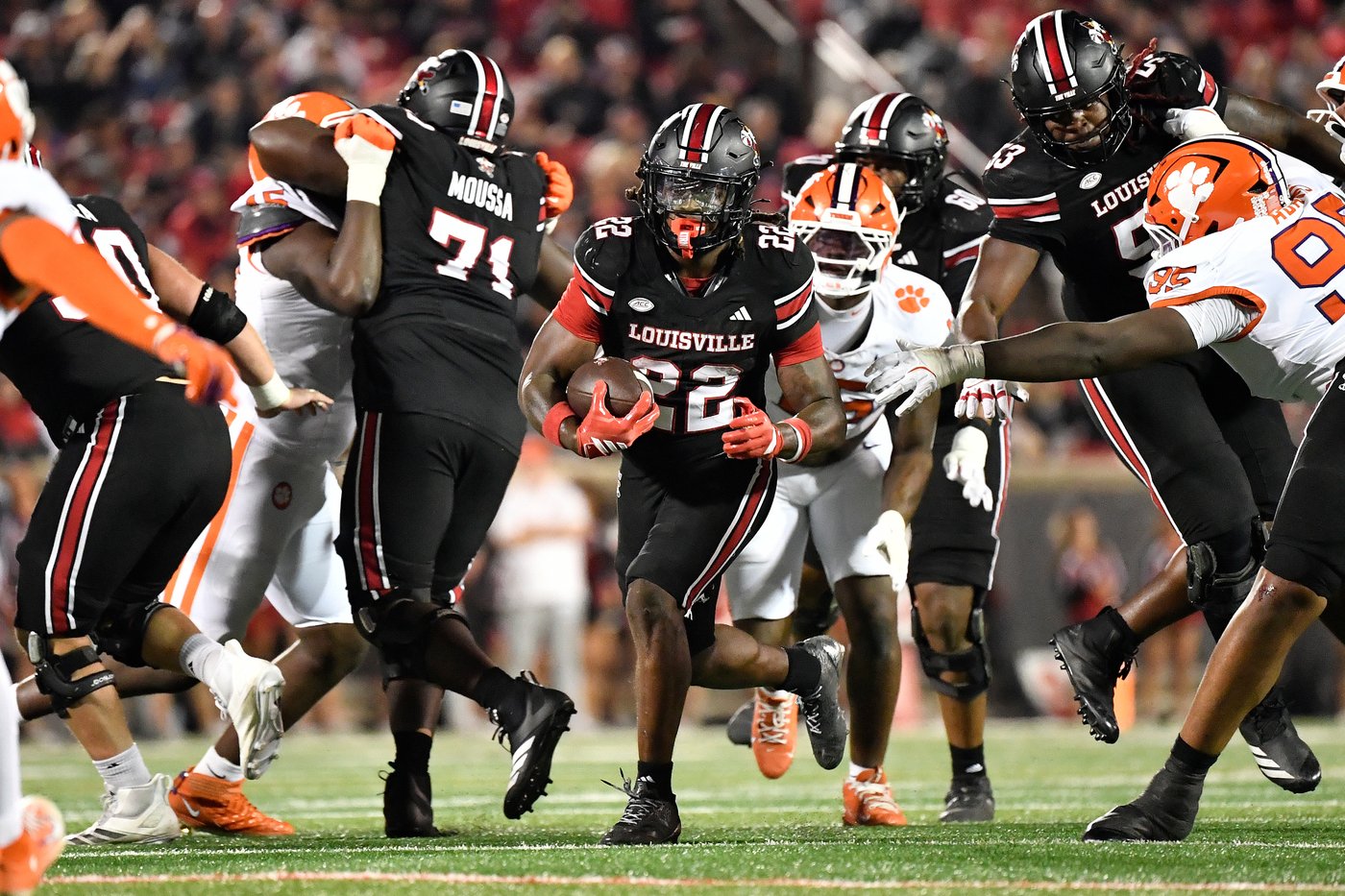 Clemson sneaks past Louisville 20-19 despite botched punt snap and goal-line stand | iNFOnews.ca Clemson sneaks past Louisville 20-19 despite botched punt snap and goal-line stand | iNFOnews.ca