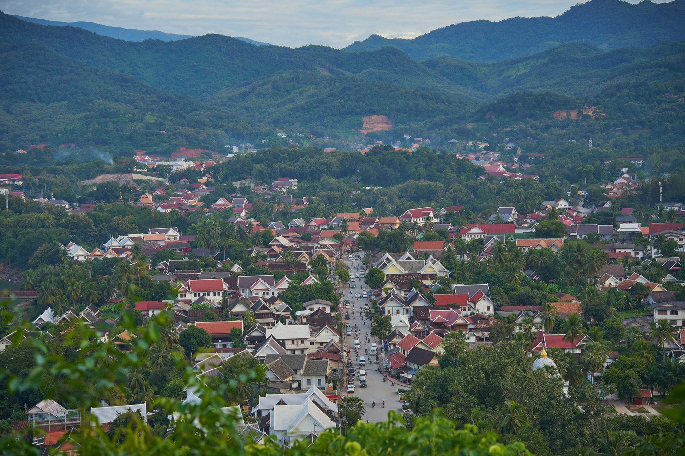 Photos of Buddhist monks in Laos praying in region littered with unexploded bombs | iNFOnews.ca
