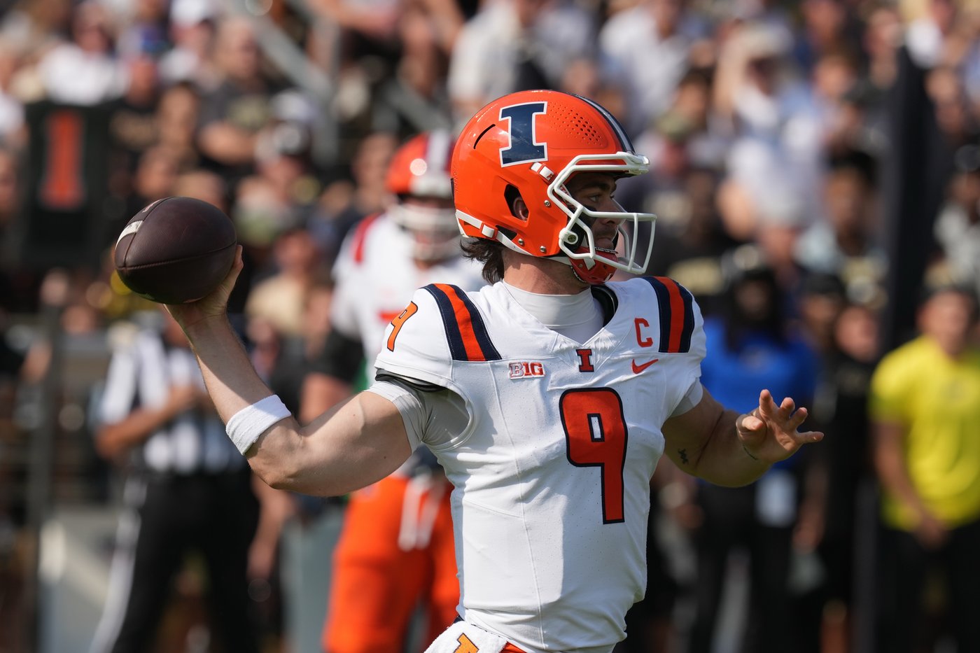 Altmyer throws for career-high 390 yards and No. 22 Illinois beats Purdue 43-27 | iNFOnews.ca
