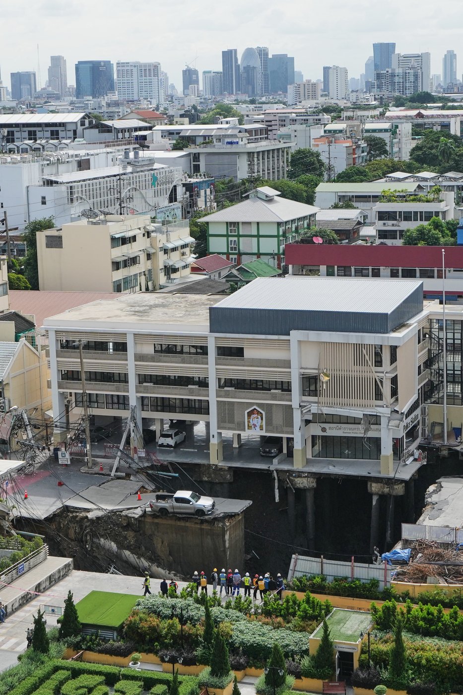 A Bangkok road collapse creates a sinkhole disrupting traffic and prompting evacuations | iNFOnews.ca