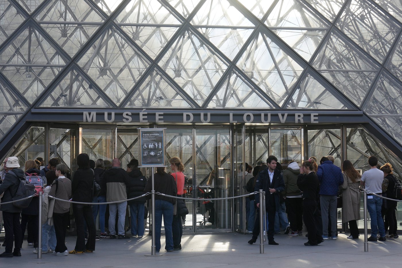 The Louvre reopens 3 days after thieves took off with French crown jewels in daylight heist | iNFOnews.ca The Louvre reopens 3 days after thieves took off with French crown jewels in daylight heist | iNFOnews.ca
