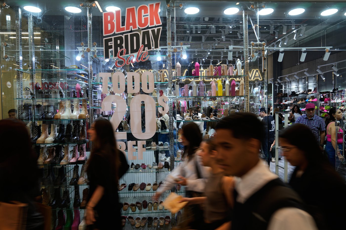 Venezuelans worried about economic turmoil shun Black Friday deals | iNFOnews.ca
