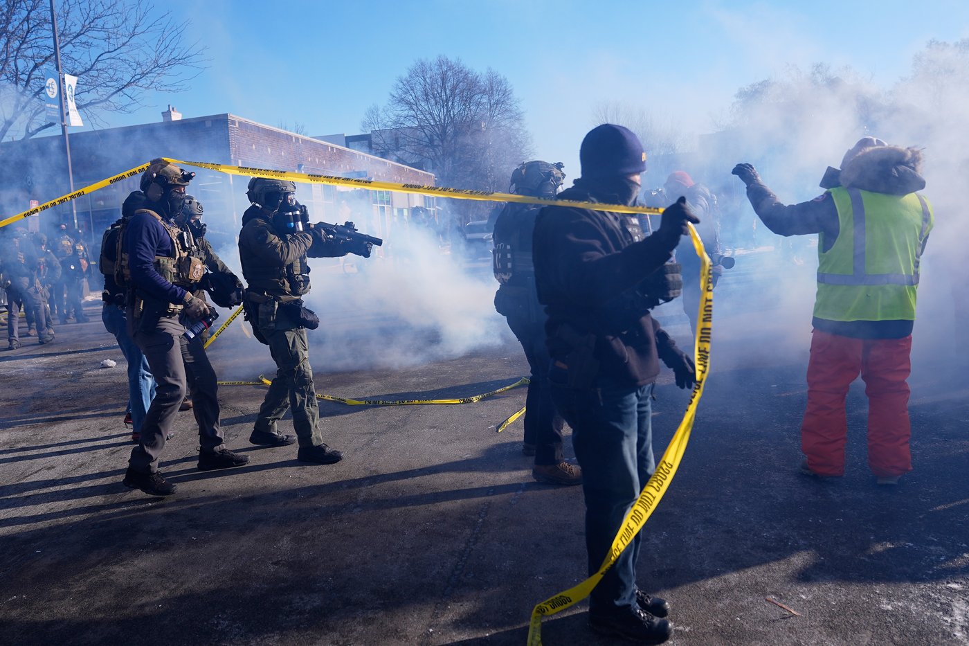 Officers react with crowd after man was killed in Minneapolis amid immigration crackdown, in photos | iNFOnews.ca
