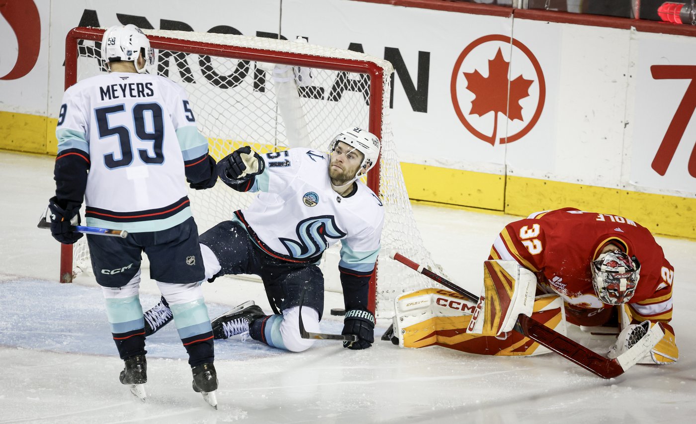 Surging Kraken score four times in third period to burn Flames 5-1 | iNFOnews.ca