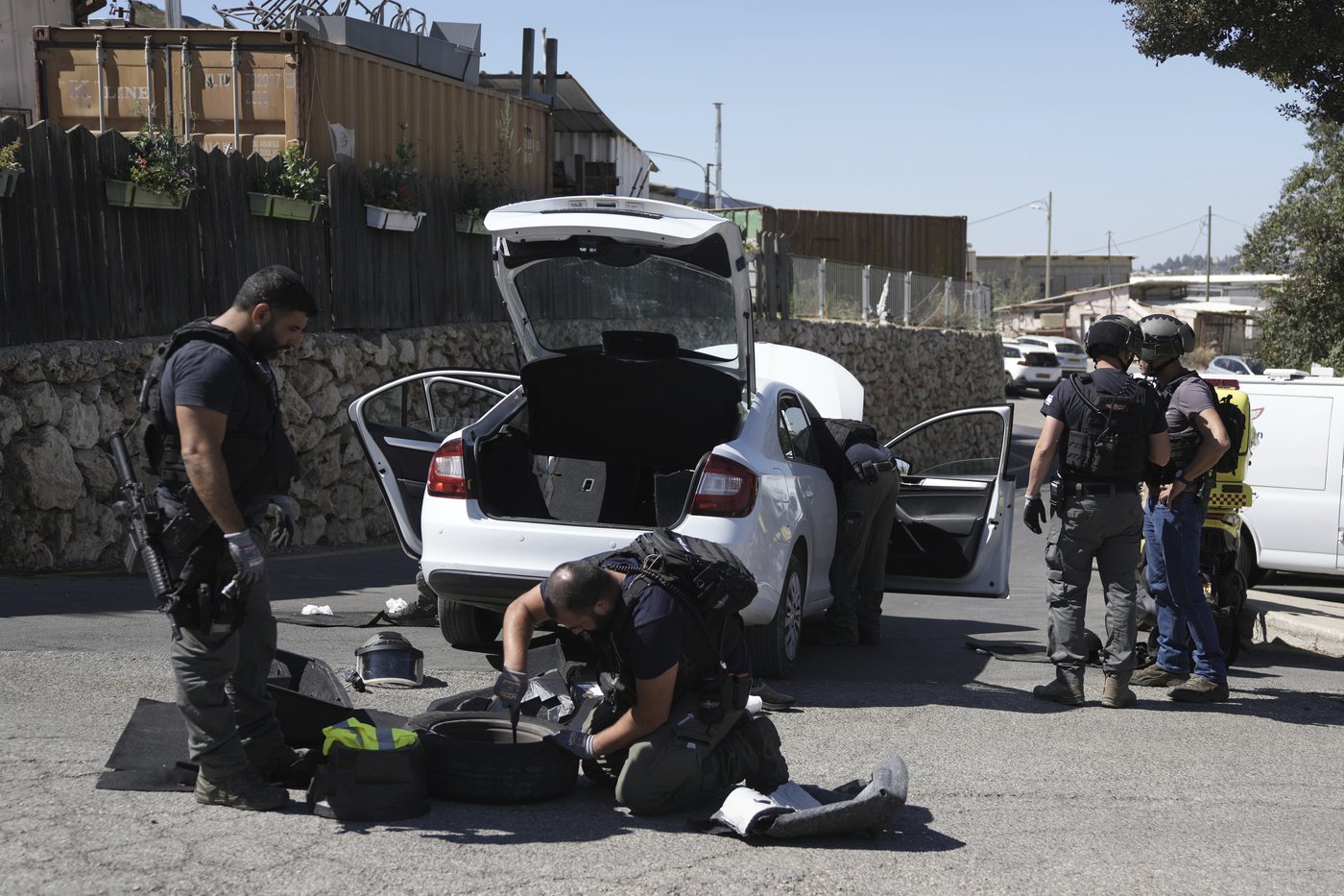 2 people are stabbed at a hotel outside Jerusalem. Israeli police say it's a militant attack | iNFOnews.ca