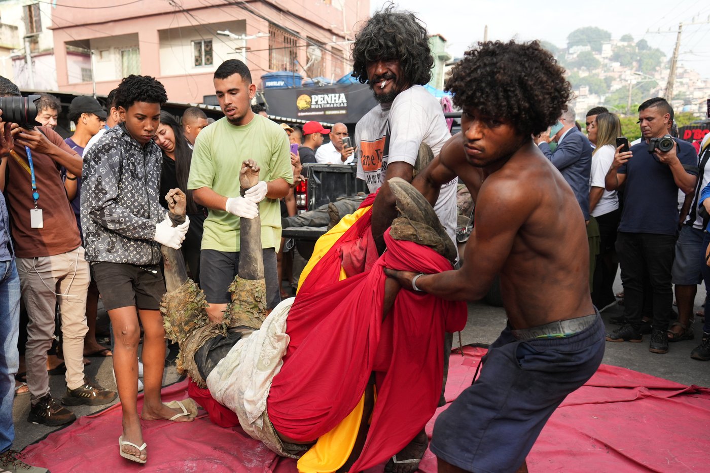 Death toll from Rio de Janeiro police raid on drug gang rises to 121 | iNFOnews.ca Death toll from Rio de Janeiro police raid on drug gang rises to 121 | iNFOnews.ca