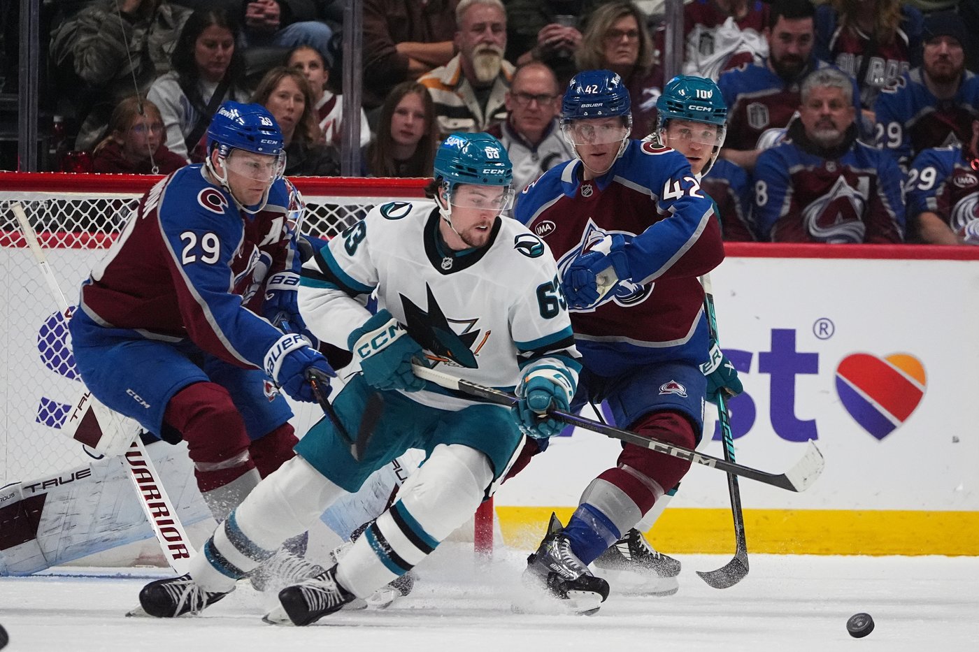 Avalanche win 10th straight, shut out Sharks 6-0 | iNFOnews.ca