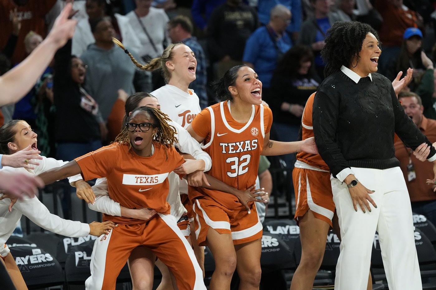 Harmon's last-second basket lifts No. 4 Texas women over No. 2 South Carolina for Players Era title | iNFOnews.ca