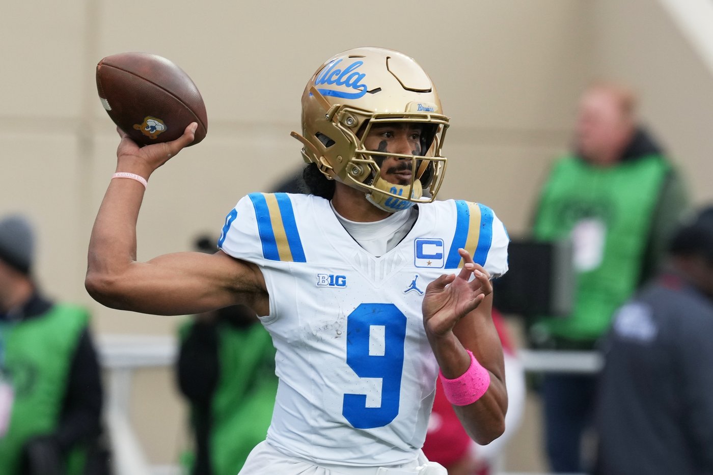 Aiden Fisher's early interception, Mendoza brothers' TD runs help No. 2 Indiana roll past UCLA 56-6 | iNFOnews.ca Aiden Fisher's early interception, Mendoza brothers' TD runs help No. 2 Indiana roll past UCLA 56-6 | iNFOnews.ca