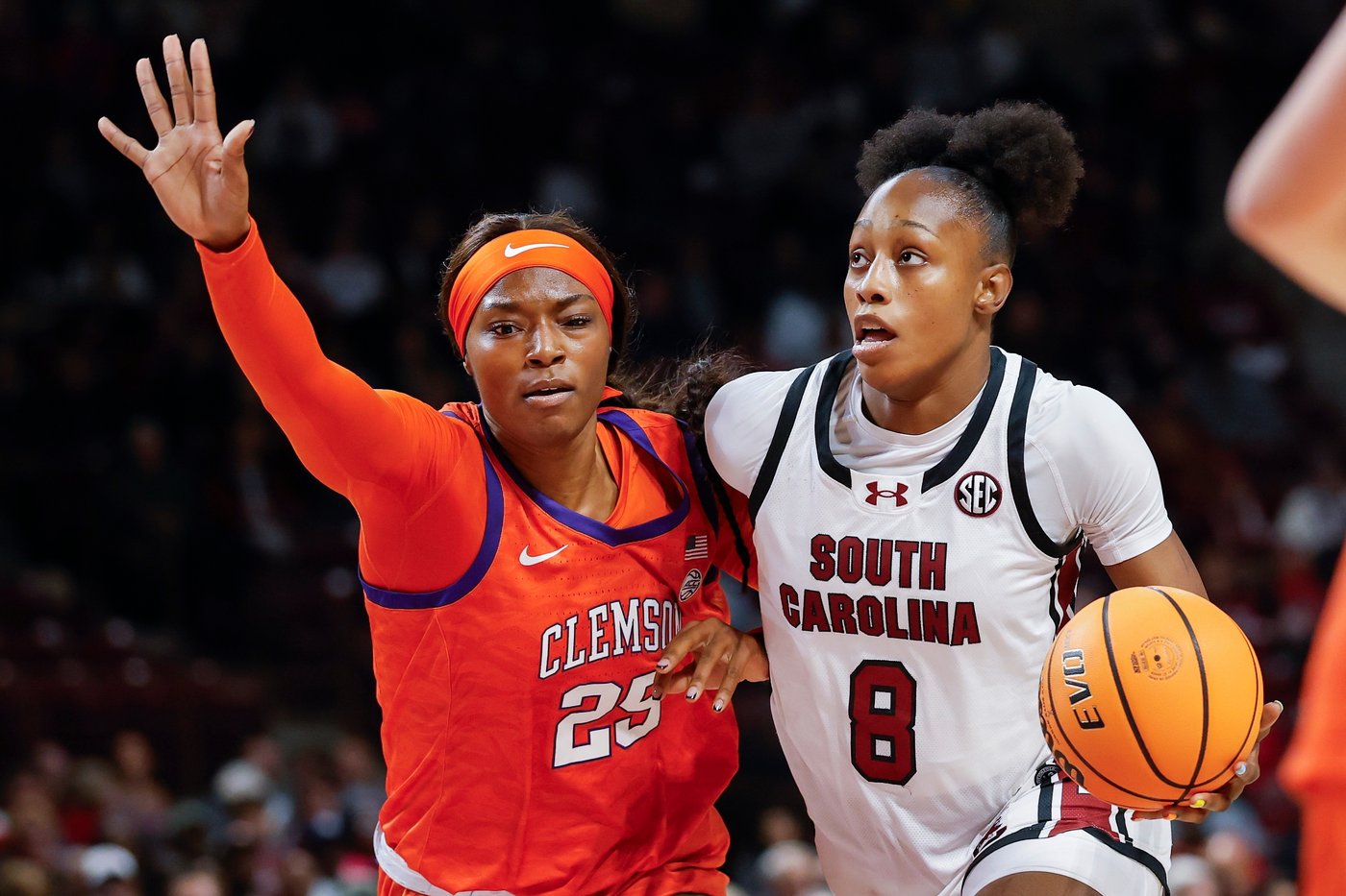 Edwards scores 18 to lead No. 2 South Carolina past Clemson 65-37 for 15th straight win in series | iNFOnews.ca