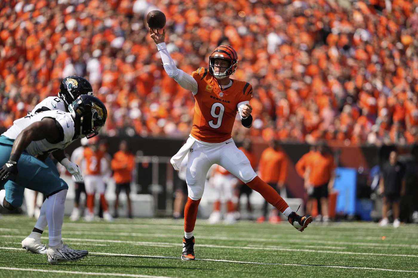 Bengals' Joe Burrow on crutches, wears boot after toe injury forces him out of win over Jaguars | iNFOnews.ca Bengals' Joe Burrow on crutches, wears boot after toe injury forces him out of win over Jaguars | iNFOnews.ca