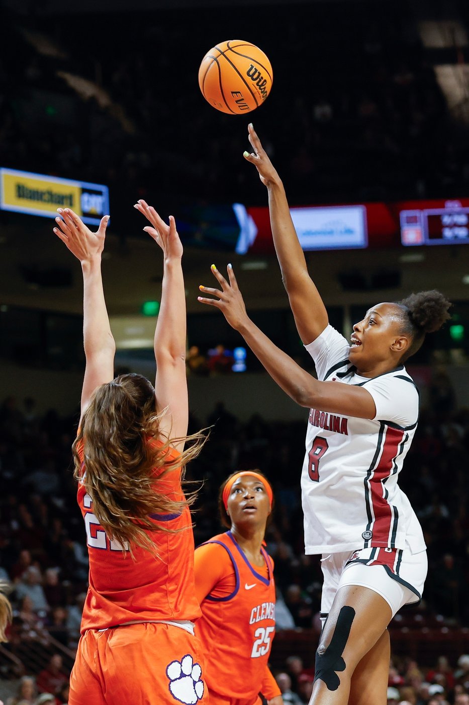 Edwards scores 18 to lead No. 2 South Carolina past Clemson 65-37 for 15th straight win in series | iNFOnews.ca