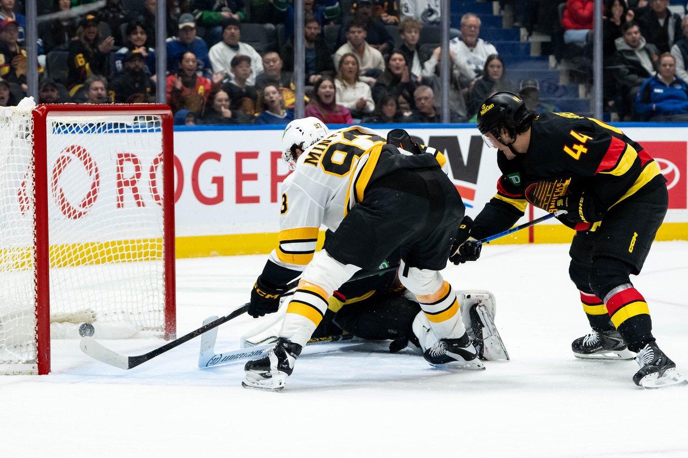 Minten scores in overtime, Boston Bruins top Vancouver Canucks 3-2 | iNFOnews.ca