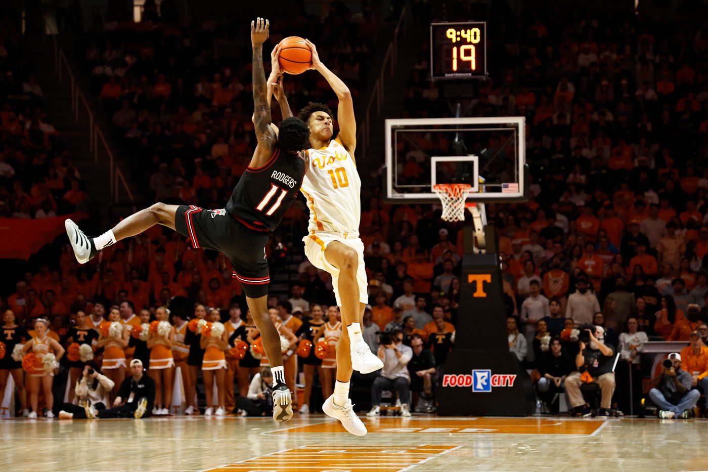Gillespie scores 23 to lead No. 20 Tennessee over No. 11 Louisville 83-62 | iNFOnews.ca