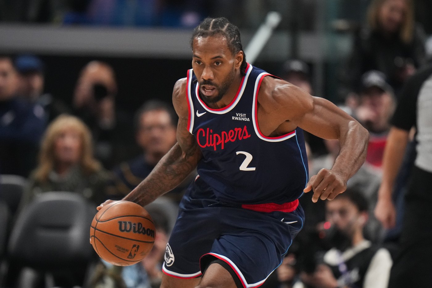 Kawhi Leonard leads Clippers past Warriors 103-102 in wild game with Kerr ejected, Curry fouled out | iNFOnews.ca