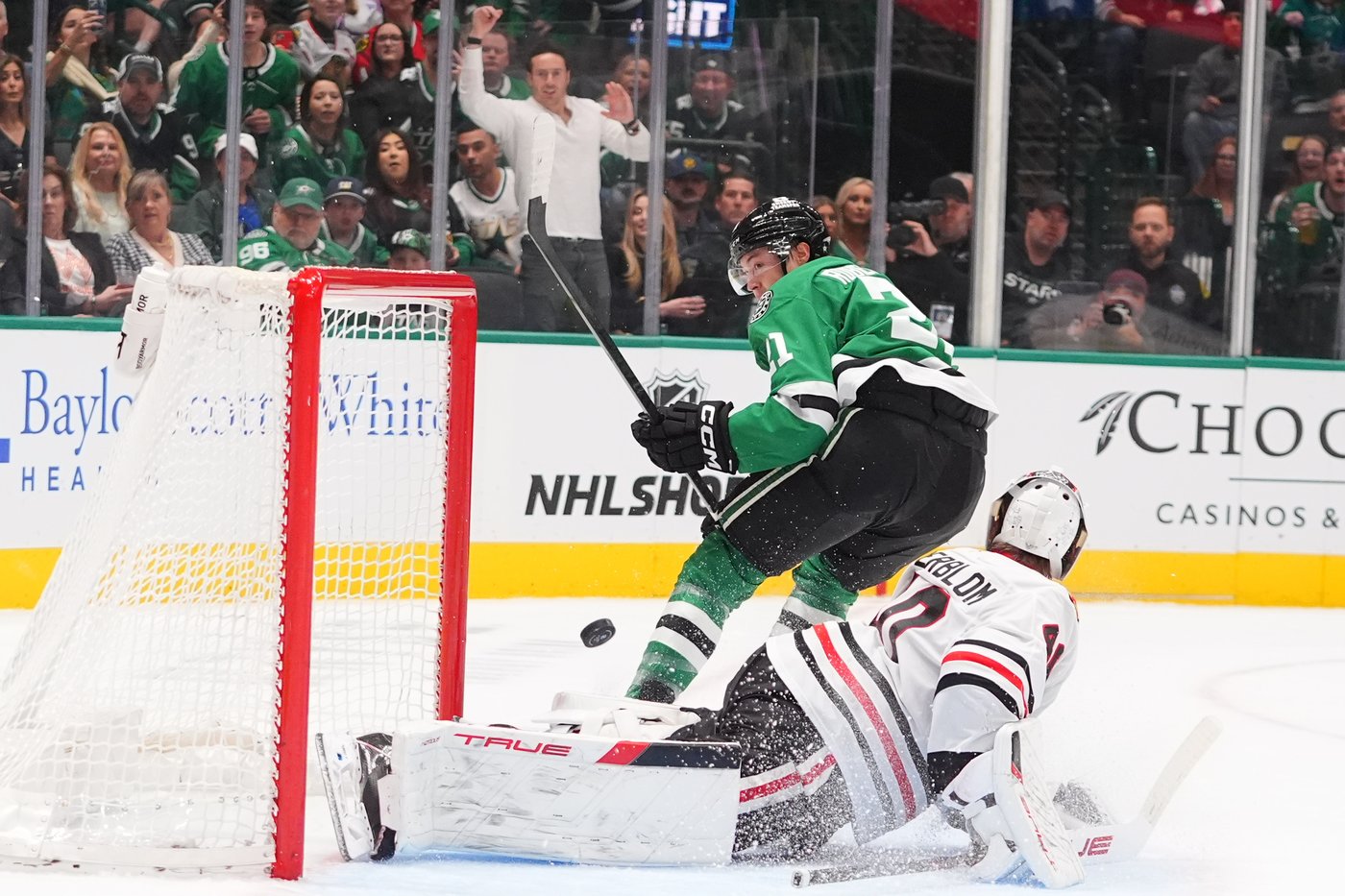 NHL-worst Blackhawks snap 6-game skid with a 4-3, shootout victory over the Stars | iNFOnews.ca NHL-worst Blackhawks snap 6-game skid with a 4-3, shootout victory over the Stars | iNFOnews.ca