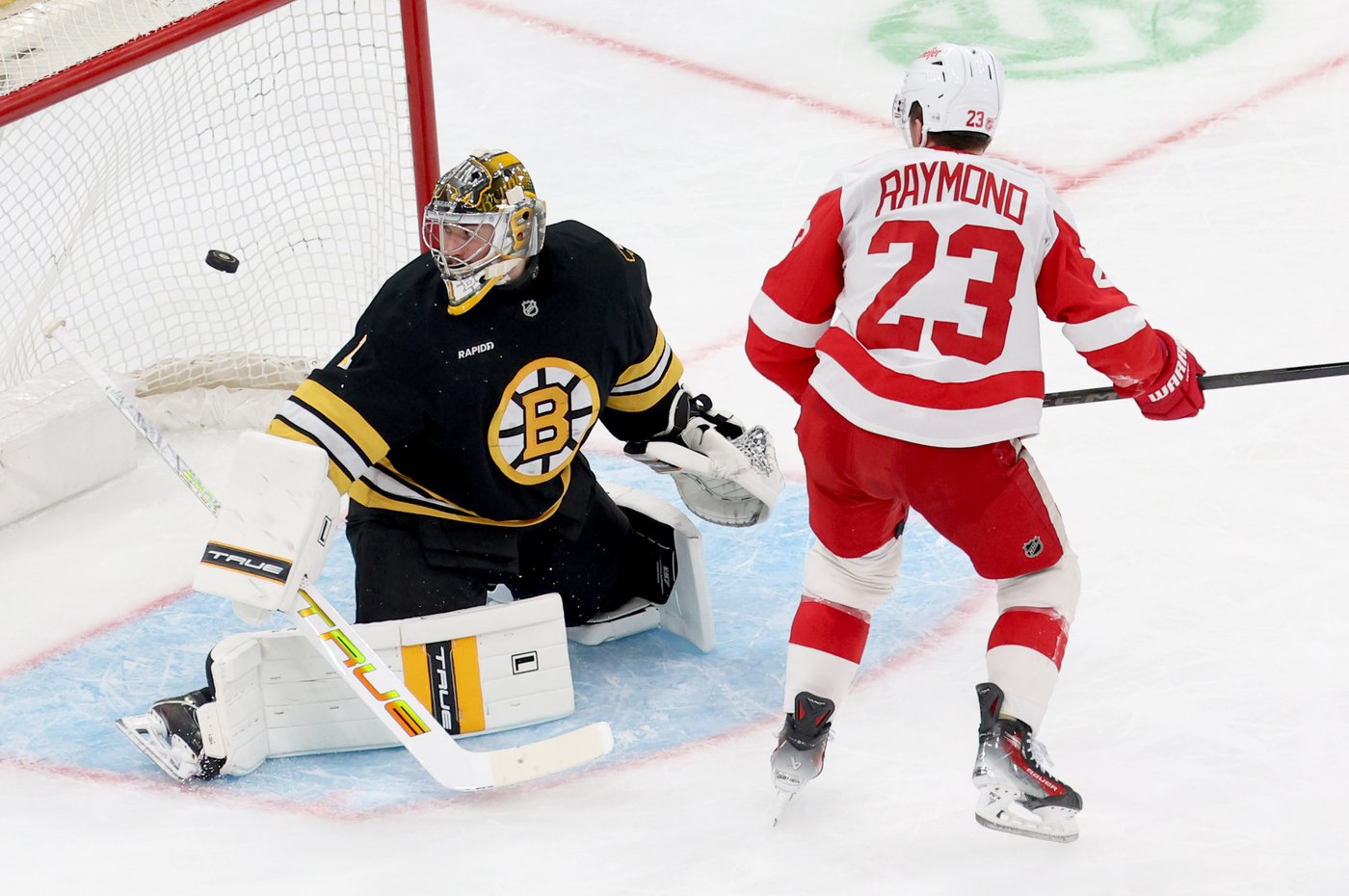 Swayman leads the Bruins past the Red Wings 3-2 in a shootout | iNFOnews.ca
