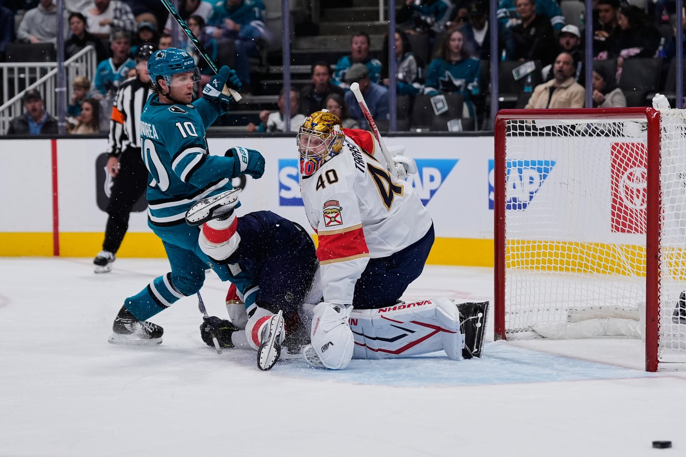 Celebrini scores 10th goal as Sharks top Panthers 3-1 for 3rd straight win | iNFOnews.ca