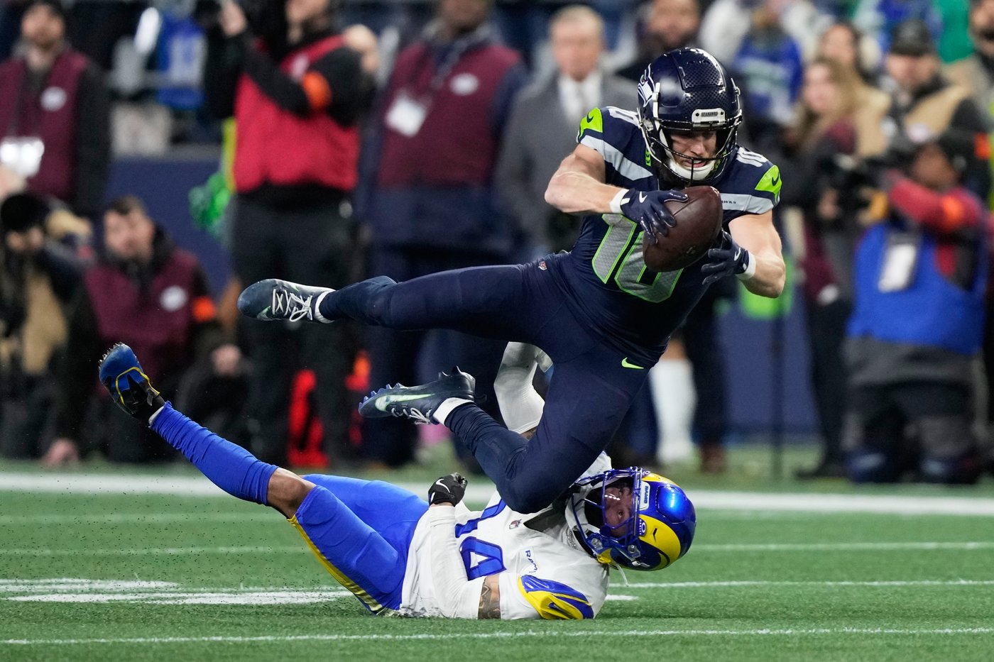 Patriots weather Broncos, Seahawks beat Rams to set Super Bowl matchup | iNFOnews.ca Patriots weather Broncos, Seahawks beat Rams to set Super Bowl matchup | iNFOnews.ca