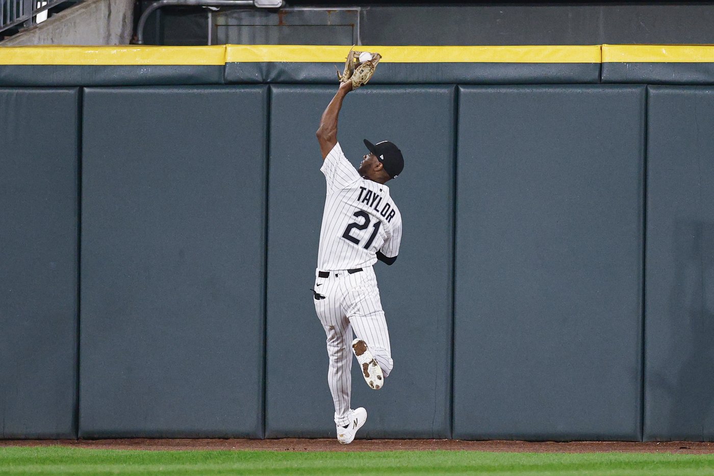 O'Hearn hits 3-run double as Padres close in on playoffs with 7-3 win over White Sox | iNFOnews.ca