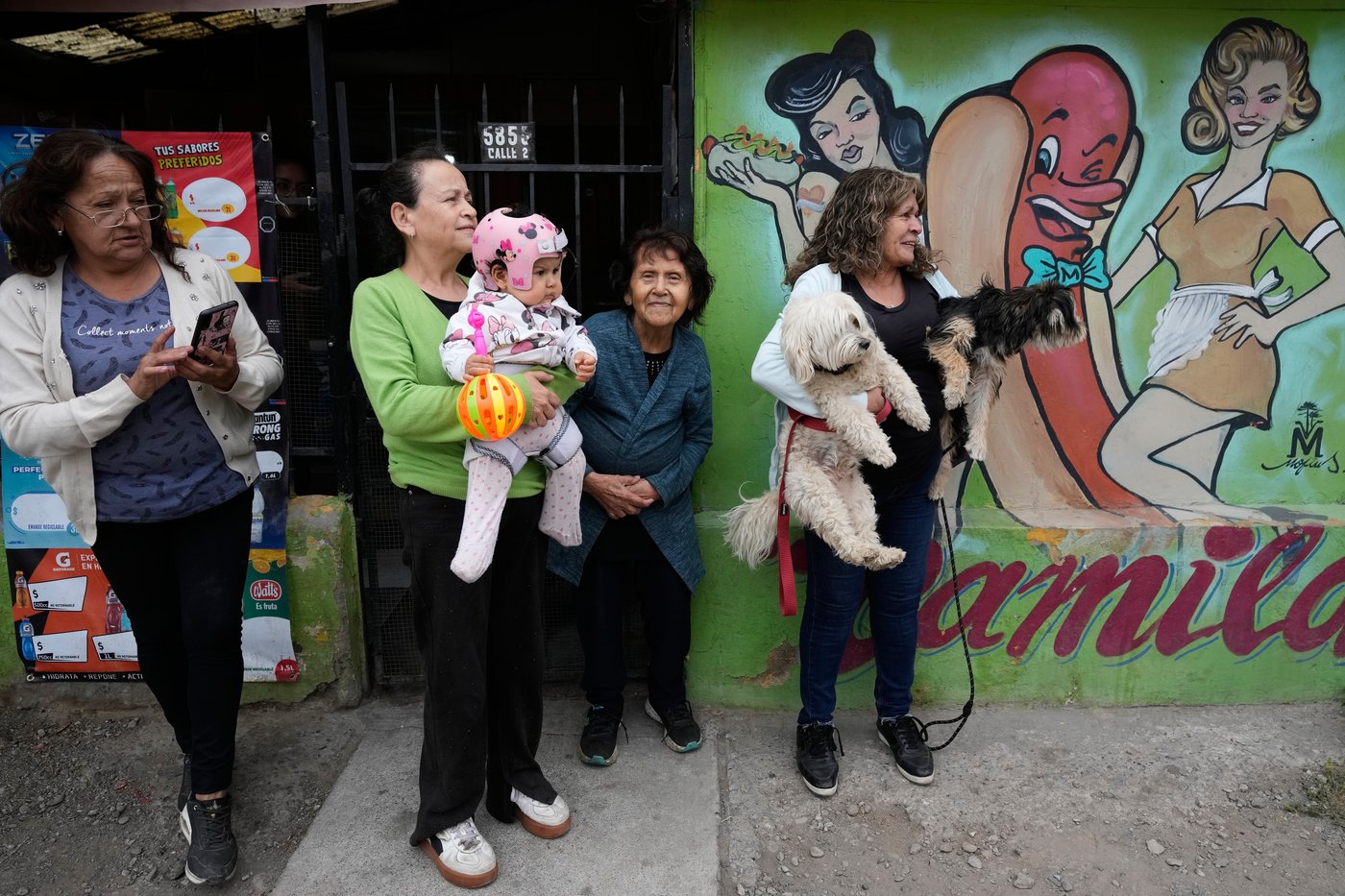 Photos of voters taking part in Chile's runoff presidential election | iNFOnews.ca