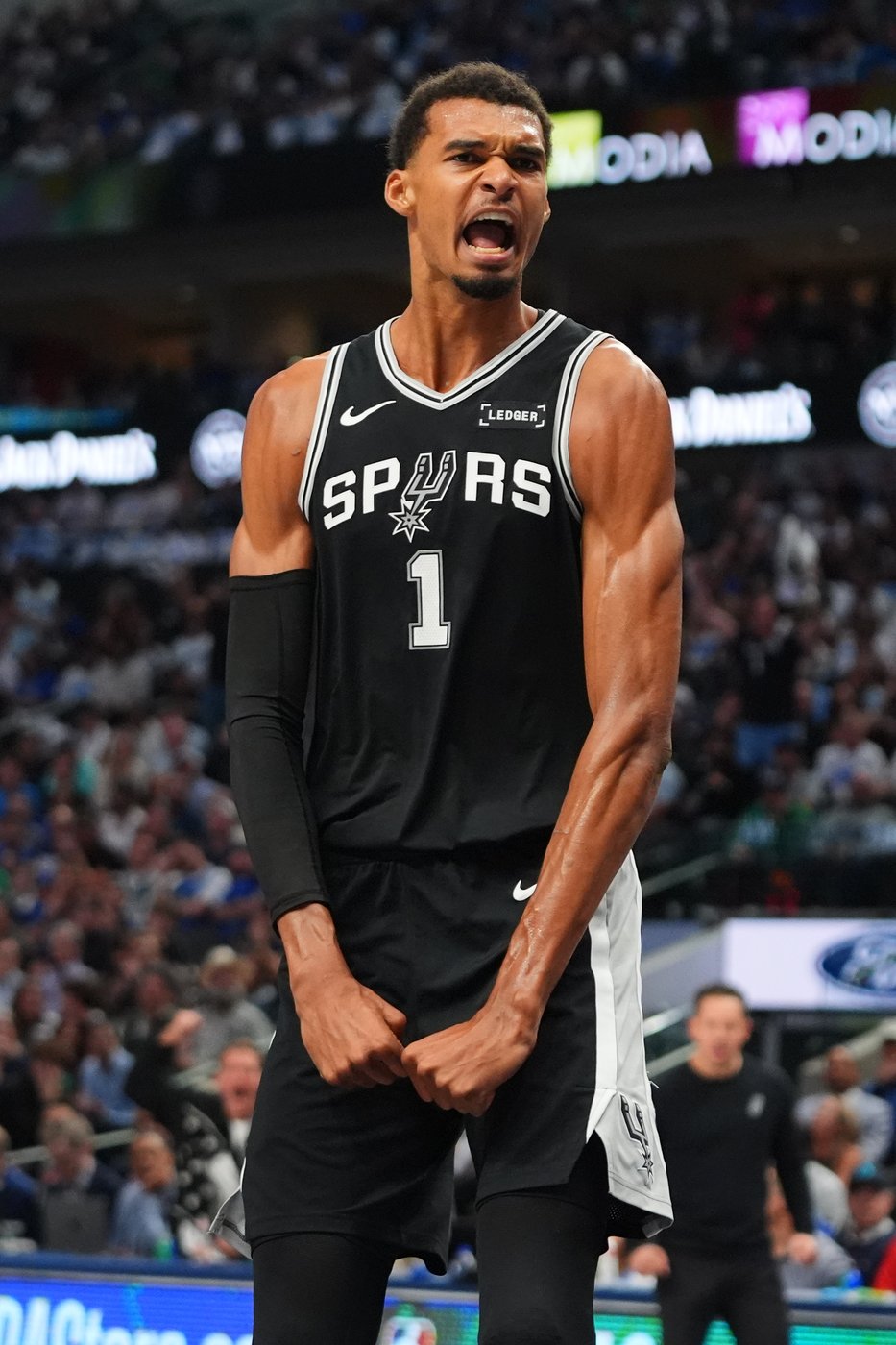 Wembanyama scores 40 as Spurs spoil Flagg debut with 125-92 rout of Mavericks | iNFOnews.ca Wembanyama scores 40 as Spurs spoil Flagg debut with 125-92 rout of Mavericks | iNFOnews.ca