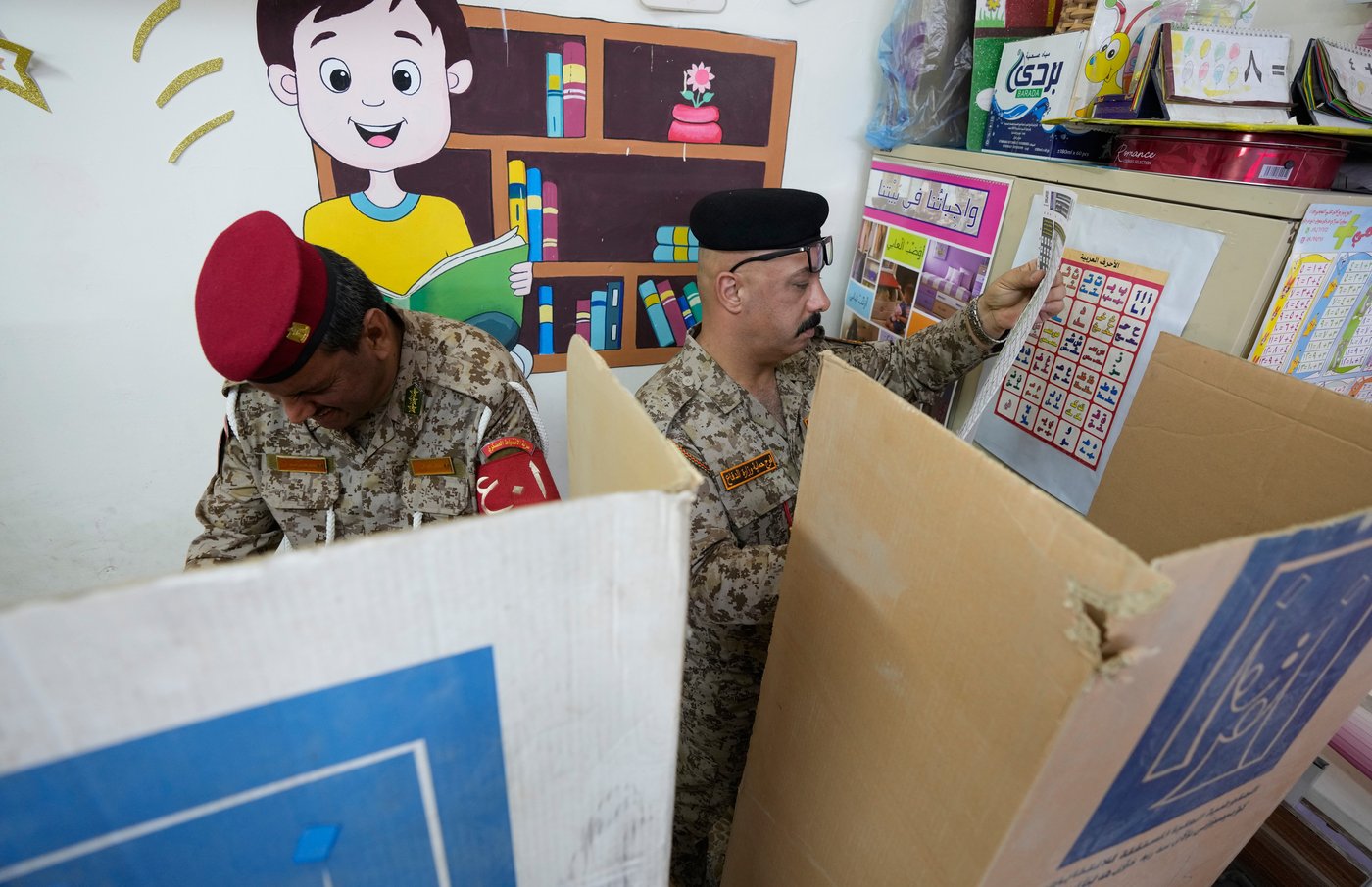 Photos show Iraqi security forces and displaced people voting early in parliamentary election | iNFOnews.ca
