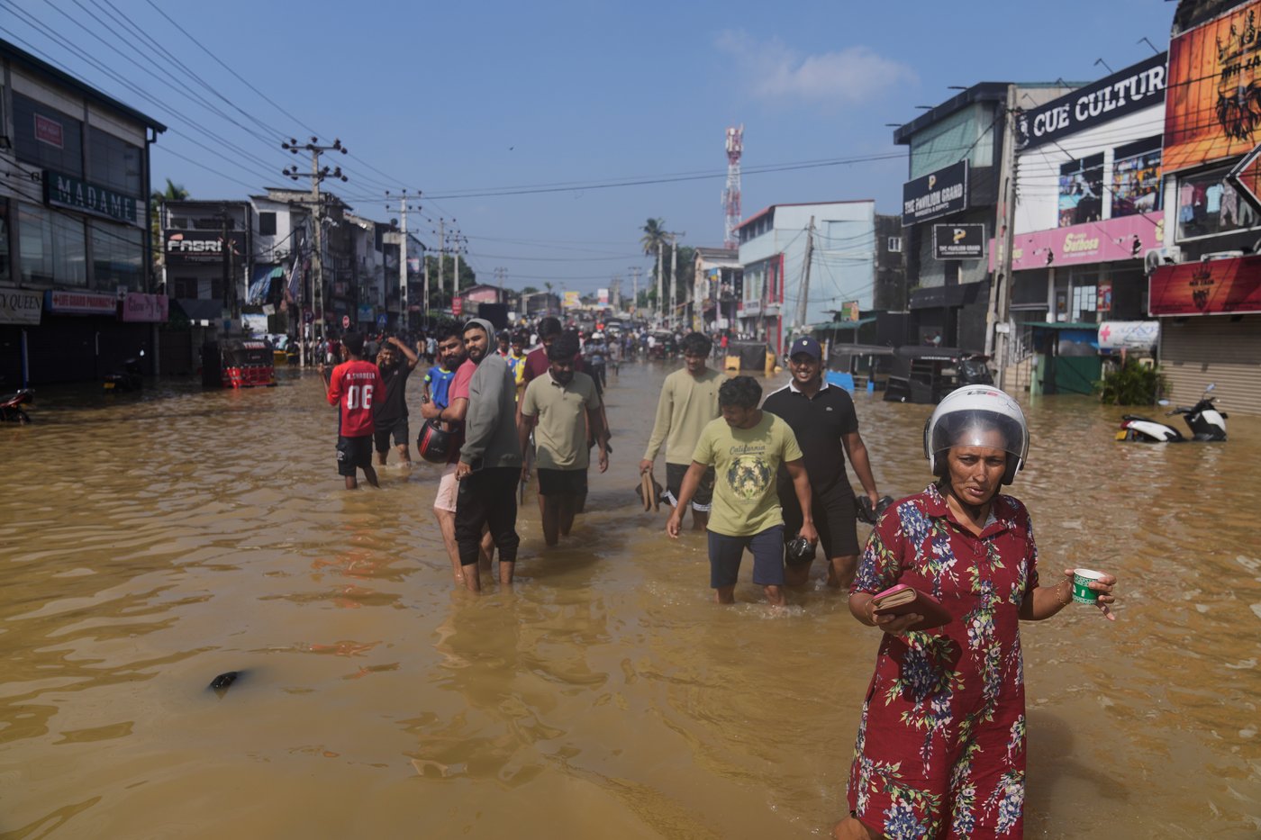 Indonesian residents hunt for food and water after deadly floods; 193 dead in Sri Lanka | iNFOnews.ca